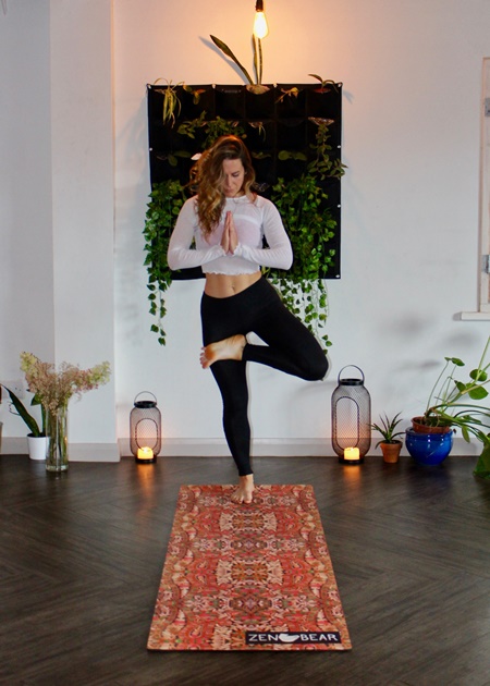 yoga en un rincón de casa